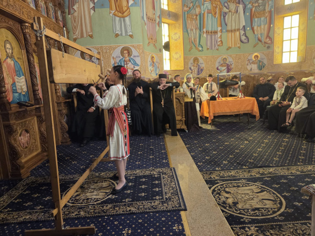 60 de copii din 14 judeţe au bătut toaca la Victoria