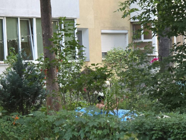 O „doamnă” deloc pudică: Şi-a pus piscina în faţa blocului şi a dat lumii „subiect de ocară”