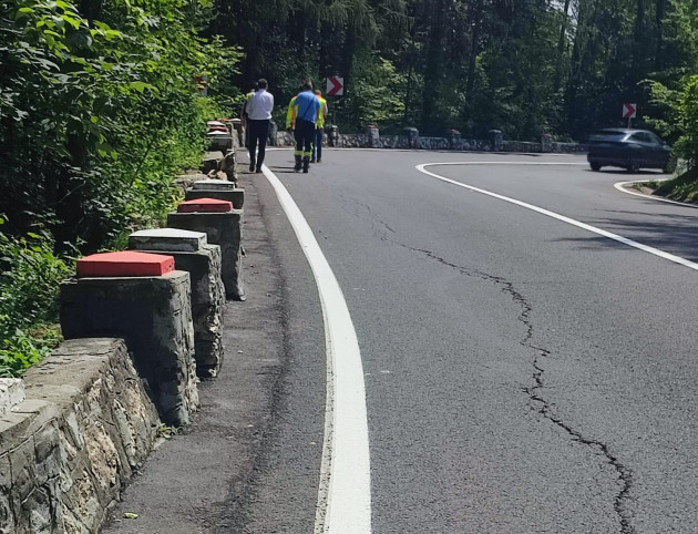 Drumul Poienii, iar „rupt” de ploi. Se circulă cu restricţii