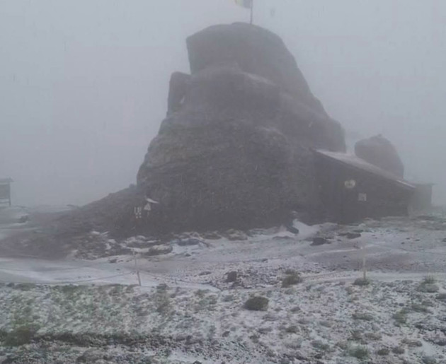 Zăpada din luna lui Cuptor: Ninge în Bucegi!