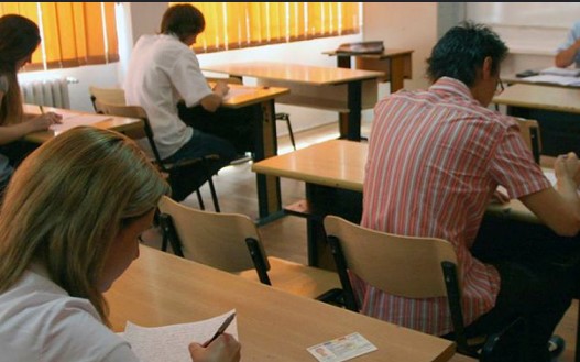 Oare elevilor ce le-ar fi spus de-i prindea copiind? Candidat la Titularizare, dat afară din sală după ce a fost prins încercând să fenteze examenul 