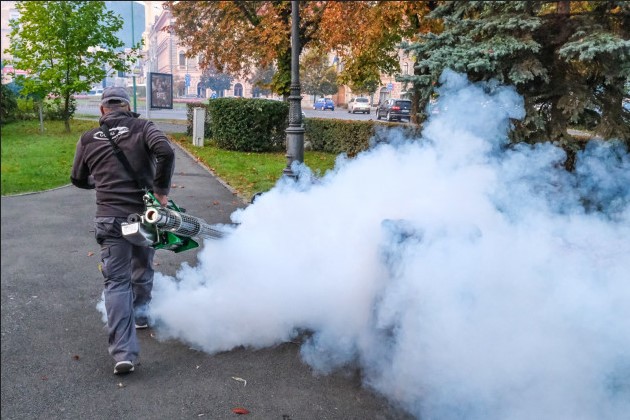 INFORMAREA POPULAŢIEI:  acţiune de dezinsecţie combatere ţânţari şi căpuşe, larvicidare lucii de apă, tratamente fitosanitare pentru 
combatere boli şi dăunători la arbori pe domeniul public 
şi privat al Municipiului Braşov 