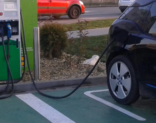 Feldioara: Localnicii vor avea gratuitate la încărcarea maşinilor electrice  