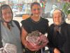 Oameni frumoși: La 88 și 84 de ani vin de la Zărnești la Brașov ca să ajute nevoiași: ouă de casă, câțiva bănuți, șosete făcute de ele