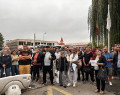 Cu un război la graniţă, lucrătorii de la societatea care produce armament au ieşit în faţa fabricii pentru a-şi cere salariile