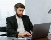 Al doilea credit nu înseamnă automat două rate: când refinanțarea poate simplifica bugetul
