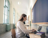 Laptop gaming la facultate: unde începe compromisul real dintre putere și portabilitate