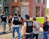 Trei bătăuşi de poliţişti care au pus centrul istoric pe jar, duşi să se „răcorească” în arest