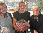 Oameni frumoși: La 88 și 84 de ani vin de la Zărnești la Brașov ca să ajute nevoiași: ouă de casă, câțiva bănuți, șosete făcute de ele