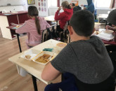 Masă sănătoasă pentru 1.823 de elevi din Braşov. 3 şcoli şi 2 grădiniţe, 16,50 lei/zi 