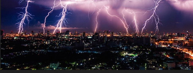 Când e furtună afară, NU le foloseşti! Uite ce electrocasnice trebuie să scoţi din priză înainte