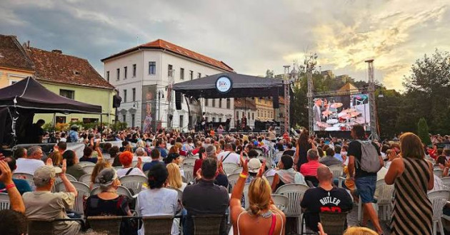 De ce nu cumpără Primăria Braşov o scenă pentru spectacolele instituţiilor de cultură