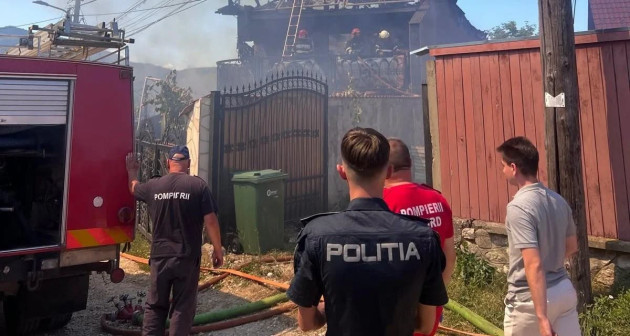 Săcele: O casă s-a făcut scrum, din fericire focul a fost oprit înainte de ajunge la vecini
