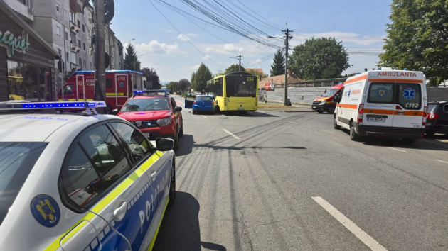Ispravă la 18 ani: Autobuz distrus, 3 prieteni băgați în spital
