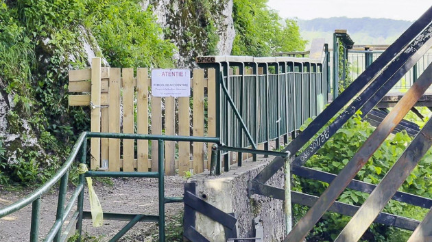 Lemn în loc de sticlă, la Platforma Belvedere de pe Tâmpa. Lucrările vor fi terminate în trei luni