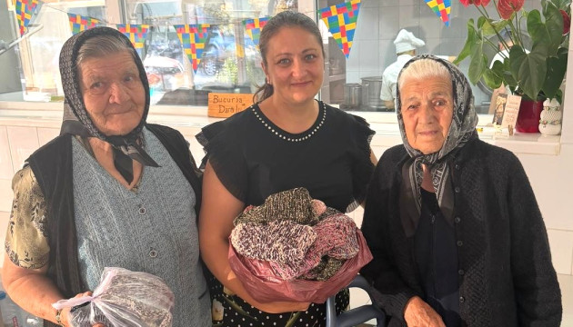 Oameni frumoși: La 88 și 84 de ani vin de la Zărnești la Brașov ca să ajute nevoiași: ouă de casă, câțiva bănuți, șosete făcute de ele