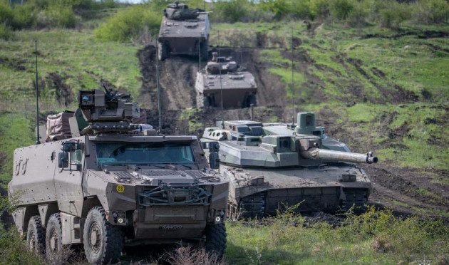 „Un inamic venea dinspre sud şi est”. 1.300 de militari români şi străini şi 300 de blindate, într-un amplu exerciţiu la Cincu