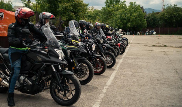 „Libertatea se simte”: Motociclişti din Braşov, cu nevăzători pe şa