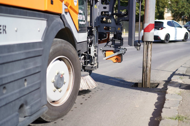 Curăţarea gurilor de canalizare:  În Şchei nu se poate interveni cu utilaje, astfel că lucrările sunt realizate manual 
