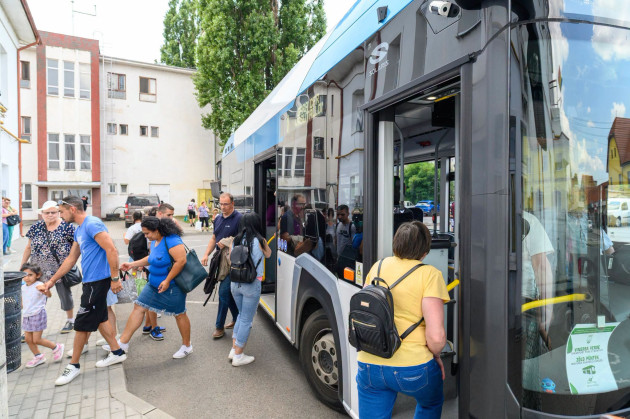 Autobuze de navetă Sfântu Gheorghe - Aerogara Braşov. Acum e mai scump decât biletul de avion până în Italia sau Ungaria