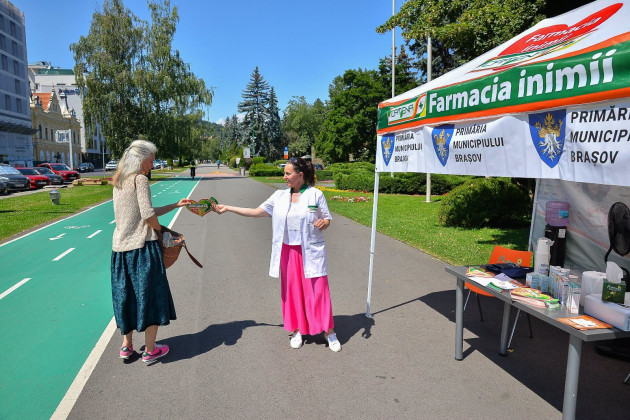 Brașovenii afectați de caniculă se pot refugia în 7 puncte de prim ajutor. Acestea sunt amenajate de un lanț de farmacii