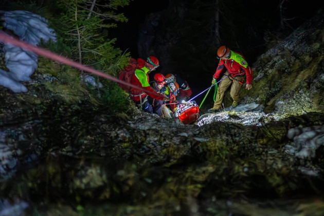 Doi turişti, coborâţi de pe munte de salvamontişti, după ce le-a fost acordat primul ajutor