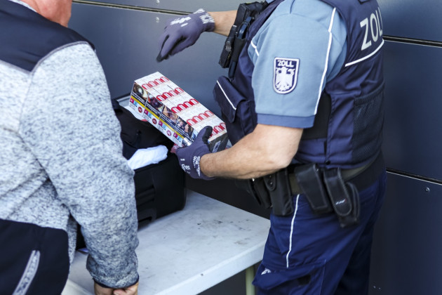 4 cartuşe la 40 de zile: Se schimbă regulile pentru cei care vin din alte ţări ale UE cu ţigări sau alcool în valiză/portbagaj