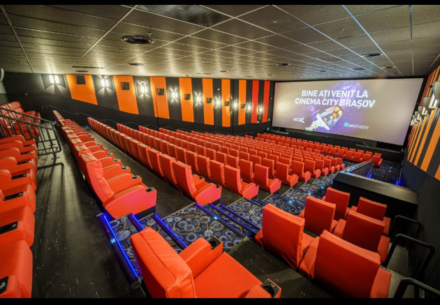 „Carduri la copii”: O bancă plătește 50% din biletul la film