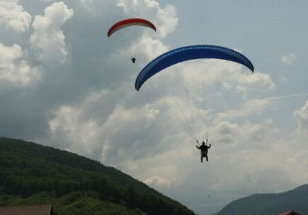 Alarmă falsă: Parapantist căzut în Iezerul Caprei