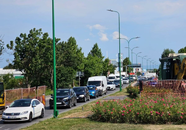 Restricții de circulație pe Calea Feldioarei din Stupini. Compania Apa Brașov realizează lucrări la rețeaua de canalizare