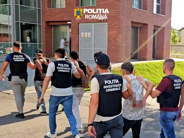 Trei bătăuşi de poliţişti care au pus centrul istoric pe jar, duşi să se „răcorească” în arest