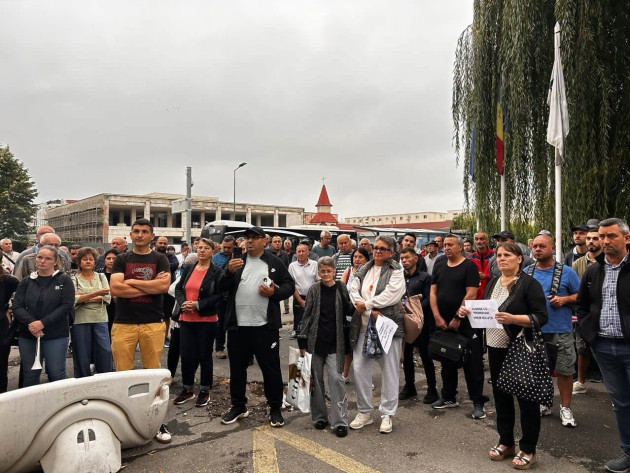Cu un război la graniţă, lucrătorii de la societatea care produce armament au ieşit în faţa fabricii pentru a-şi cere salariile