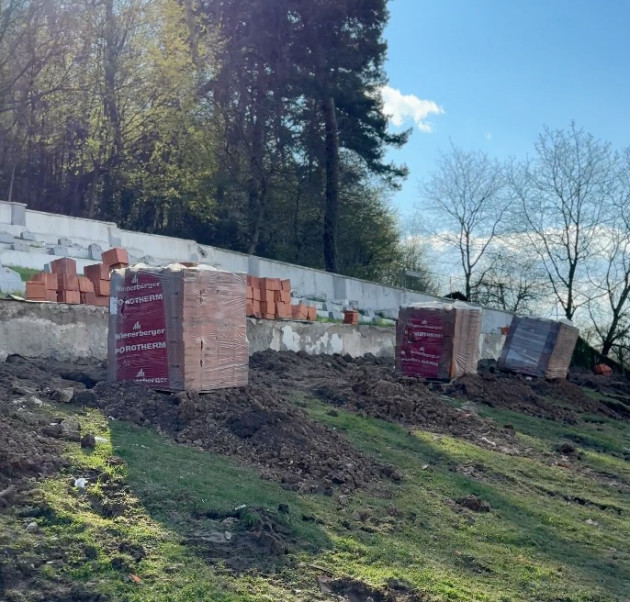 Cimitirul Eroilor din Șprenghi a intrat în reabilitare. În această perioadă  se lucrează la căile de acces