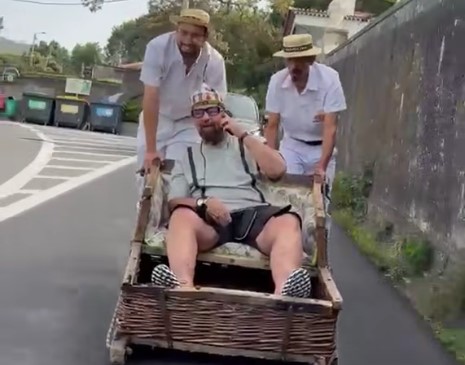 „Făr` de griji”. Judecat la Braşov, dă lecţii din Madeira