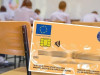 Cardurile educaţionale de 500 de lei pentru elevii defavorizaţi se acordă şi în anul şcolar 2026-2027