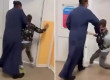 Profesor de Religie, filmat cum scoate forţat un elev din clasă