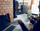 Cine verifică un joc înainte să poată fi lansat pe o platformă licențiată
