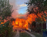 La 70 de ani şi-a pierdut casa. A scăpat cu viaţă, dar i-au murit tot ce avea viu prin curte: câini, pisici, 30 de găini