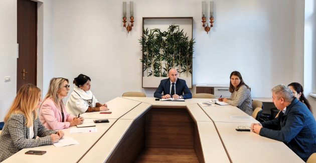 Situația elevilor cu probleme comportamentale, analizată de Prefectura Brașov. Cătălin Văsii îi roagă pe părinți să accepte ajutorul
