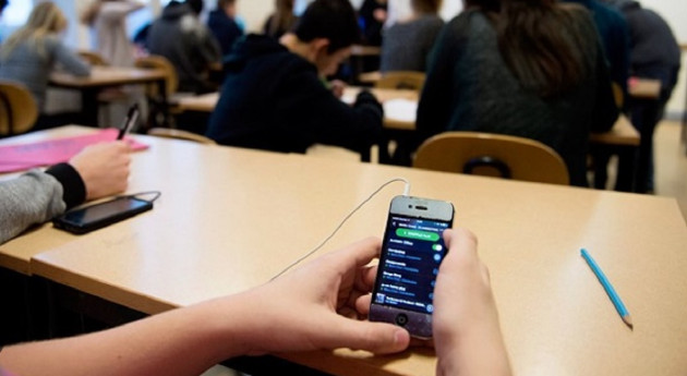 Noul an şcolar vine cu un regulament intern actualizat: cum va fi cu telefoanele în şcoli gimnaziale şi licee 