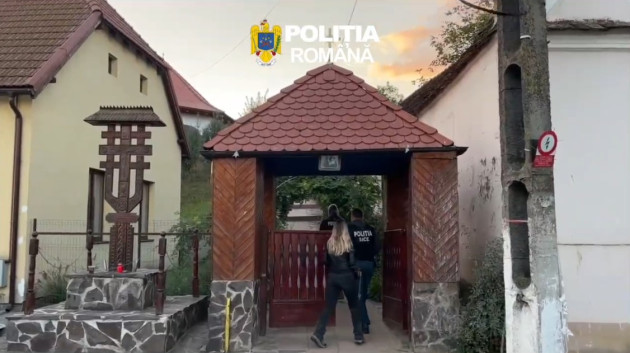 Şi-a băgat Necuratul coada la Cincu. Scandal în sat pe capela morţilor, 10 acum cu mascaţii la uşă