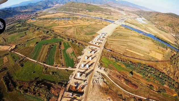 Cu avionul pe Autostrada Sibiu - Făgăraș  