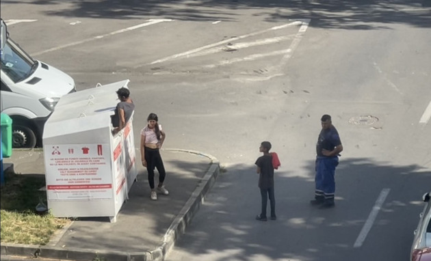 Textilele, colectate separat la Făgăraş. „Nu contează cât de uzate”, există şi excepţii: lenjeria de pat, lenjeria intimă, haine din poliester