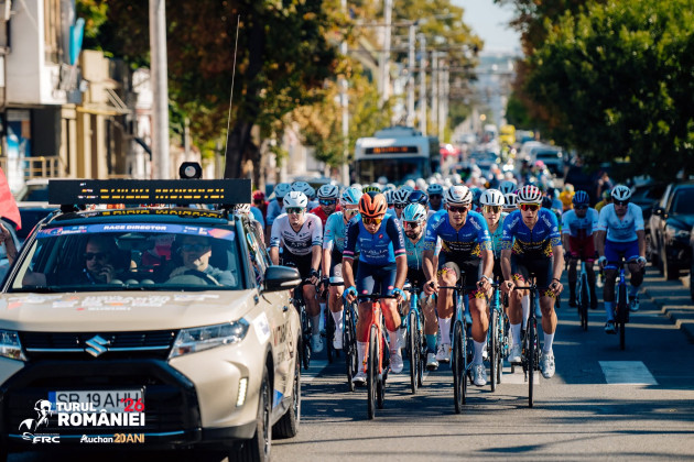 Turul României 2026 a cucerit inimile românilor și a crescut spectaculos: de zece ori mai mulți spectatori pe traseu, peste 2.500 de participanți la competițiile conexe și peste 3.000 de preluări în mass-media