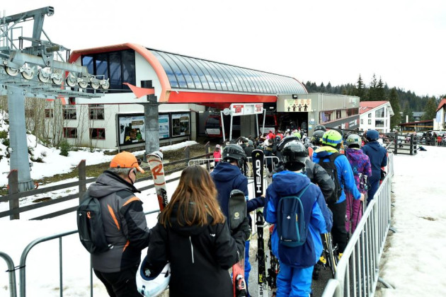 Peste 133.000 de lei pentru „numărarea” schiorilor de la două instalaţii de transport pe cablu din Poiana Braşov 