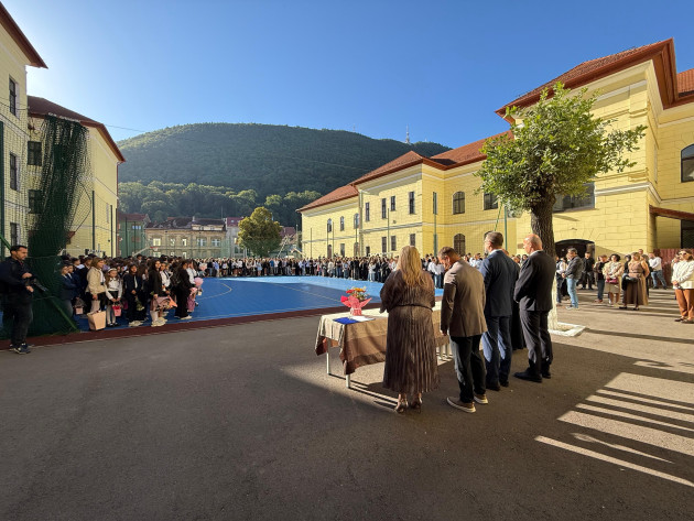 95.000 de elevi şi preşcolari au început şcoala în judeţul Braşov, alături de cei aproape 9.000 de angajaţi din sistem