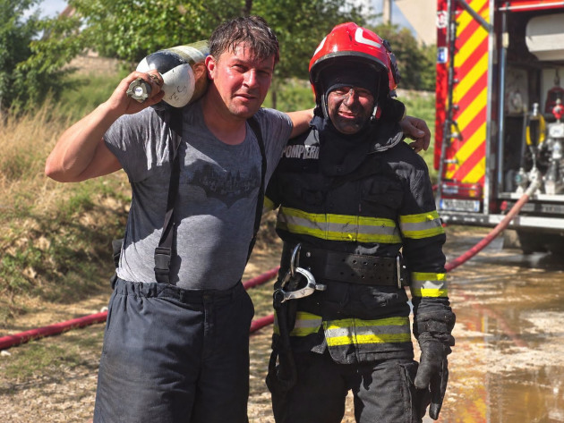 Sar în flăcări și-n timpul liber