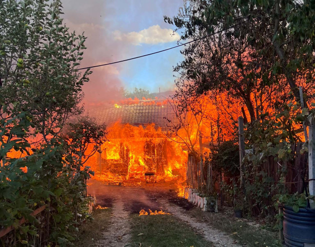 La 70 de ani şi-a pierdut casa. A scăpat cu viaţă, dar i-au murit tot ce avea viu prin curte: câini, pisici, 30 de găini
