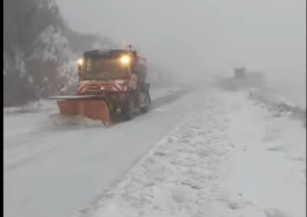 Prima deszăpezire pe Transfăgărăşan. Pe drumul care traversează Munţii Făgăraş se circulă în condiţii de iarnă