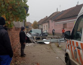 Direct în stâlp, în mijlocul satului